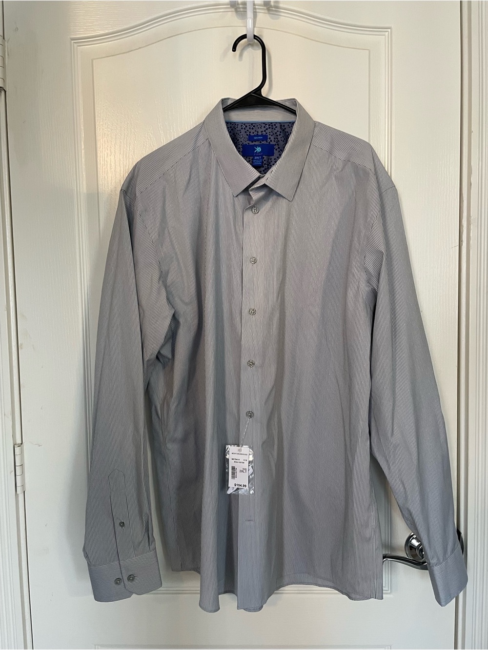 Egara great looking brand new Men's Dress Shirt in Light Gray/white pinstripe